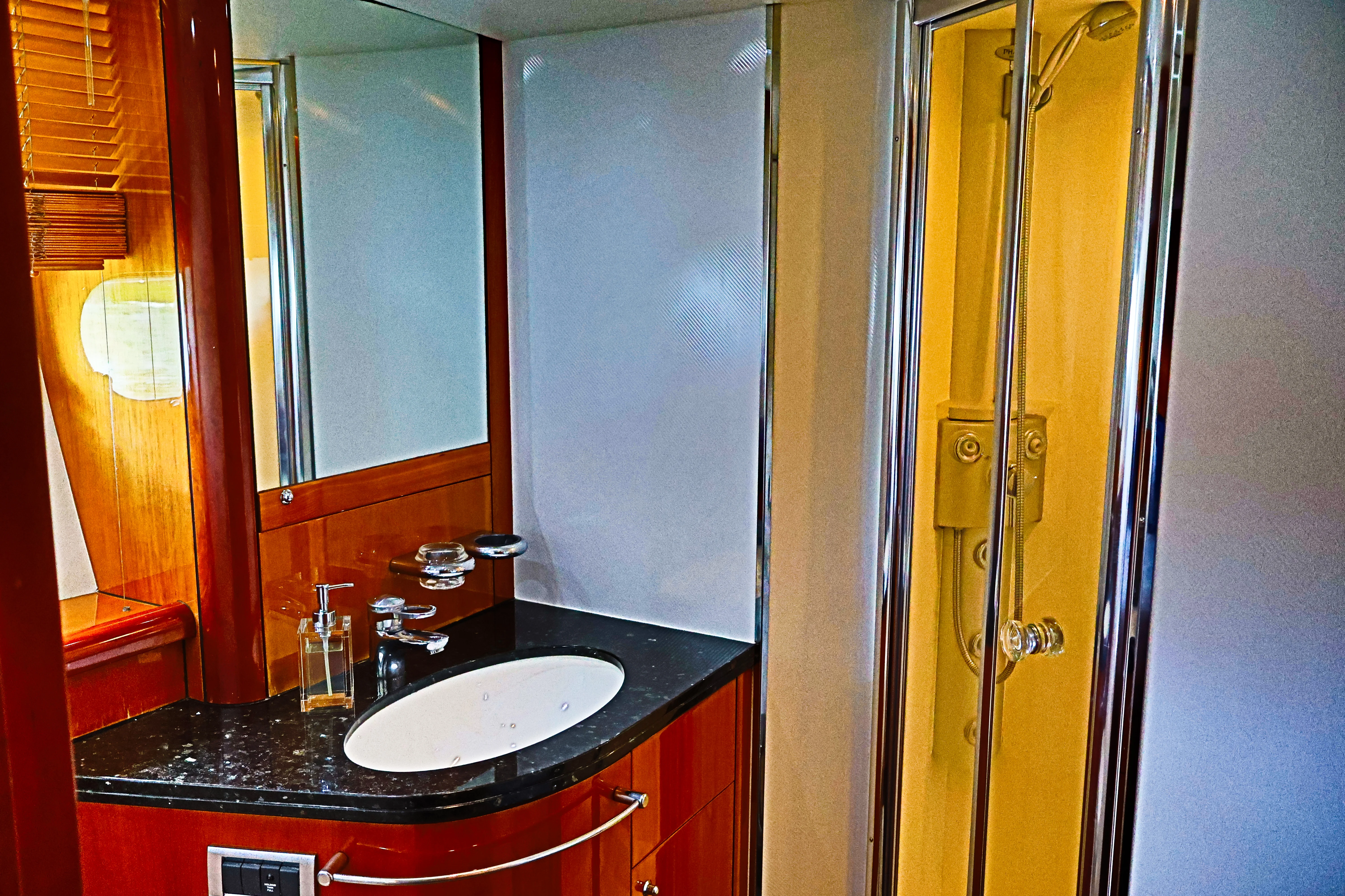 90ft Sunseeker Deep Blue VIP bathroom
